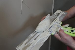 Шпатлевка ВЫРАВНИВАЮЩАЯ БОЛАРС на белом цементе. Инструкция, как приготовить и нанести на стену