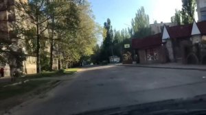 Мелитополь 07.05.22! Ул. Шмидта пустая стоянка на которой было больше 500 машин! Бассейн красивый!