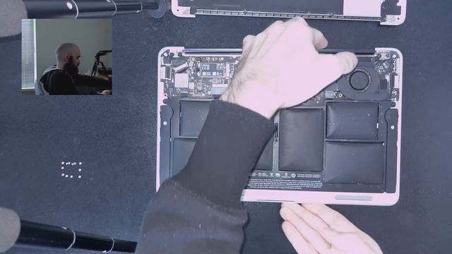 Replacing a MacBook Air battery (11", Early 2015) смотреть онлайн