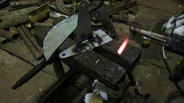 Пайка медью с помощью сварочного и батарейки АА смотреть онлайн