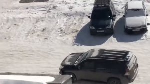 Пьяный мужик таранит машины во дворе
