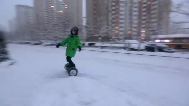 Можно ли ездить зимой на гироскутере? Можно, да ещё как! смотреть онлайн