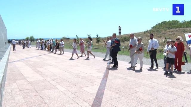 Севастопольцы возложили цветы к некрополю «35-й береговой батареи»