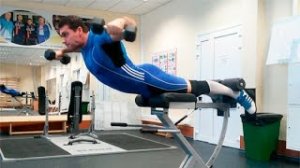 Гибридное упражнение: гиперэкстензия + махи в стороны