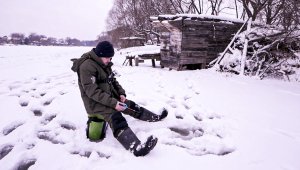 Зимняя рыбалка в Подмосковье на небольшом Озере.