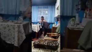 Мужик играет на гармошке.