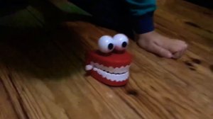 Мистер Зубастик стучит зубами от холода