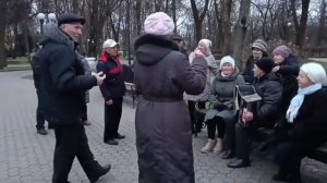 Песни и танцы под гармонь в парке Гомеля.