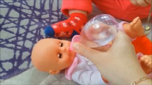 Кукла Беби Борн: кормим и садим на горшок / New Born Baby doll