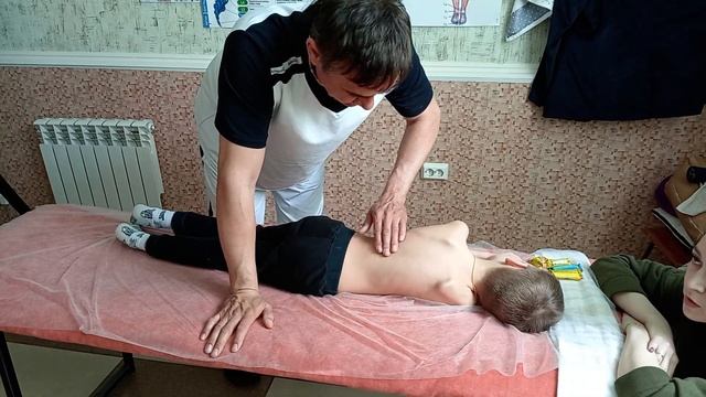 Маленький парень в гостях у  костоправ Оренбург Рустам Рафисович 89033952344.
