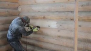 Шлифовка стен деревянного дома из бревна ручной рубки, отделка сруба рубленного дома