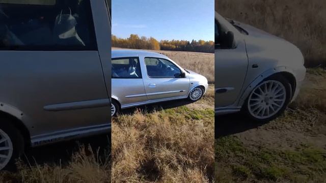 Renault Clio Sport на вершине холма...