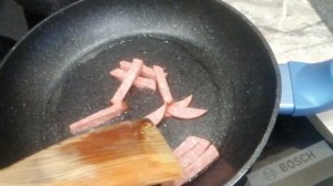готовим жареную колбасу на сковороде часть 1