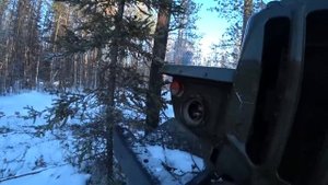 ВОЕННЫЕ МАШИНЫ ВОЗЯТ МЕТАЛЛОЛОМ ПО БОЛОТУ.