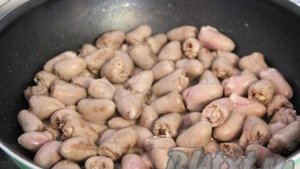 Куриные сердечки в томатном соусе