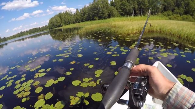 Щуки на 4.5 и 3.5 кг едят утёнка. Бешеный клёв щуки на утёнка. Ловля щуки на незацепляйки. смотреть онлайн