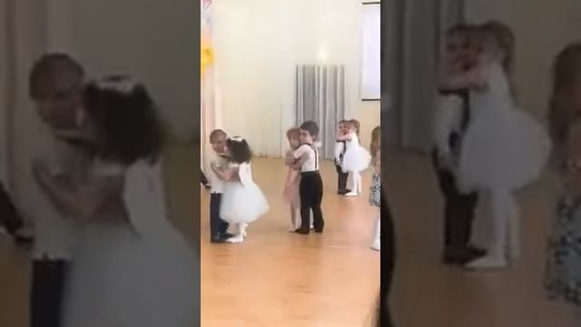 Лучшее поздравление для бабушки#8марта#поздравление#детимогут#maychildren#dance#танцы смотреть онлайн