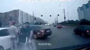 Наглые Кавказцы избивают Русских прямо на дороге