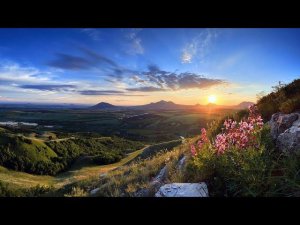 А ты вглядись в красивые закаты...  В музыке Сергея Чекалина "Под водой".