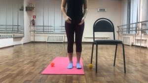 Лечебная физкультура для стоп с ортопедическим мячом