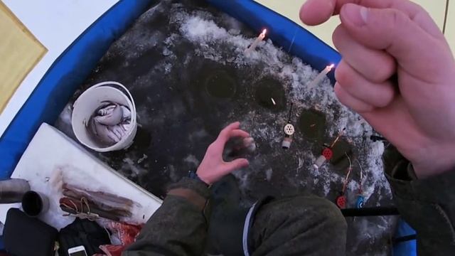 ПЕРВЫЙ ЛЁД ДАЁТ ЖАРУ! Клёв как на БЕЛЫХ камнях! Затон СРЗ Омск! смотреть онлайн