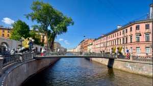 Канал Грибоедова. Крылатые львы грифоны на Банковском мосту.  Ретротрамвай. Санкт-Петербург.