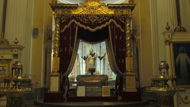 Коптер для Кино и Рекламы Летают Внутри Александра-Невской Лавре. смотреть онлайн