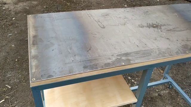Слесарный верстак с тисками