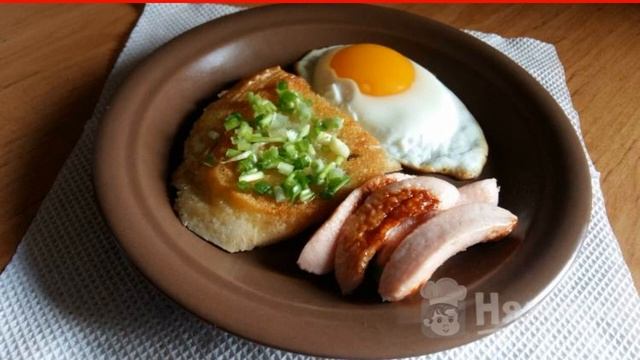 Fried eggs with toast and sausages смотреть онлайн
