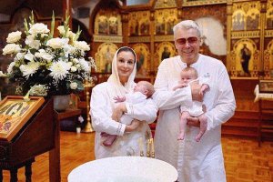 Екатерина Стриженова показала новорожденных Александра и Георгия