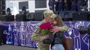 Участник СВО устроил дочке-студентке сюрприз, неожиданно приехав на торжественную линейку в Уфе