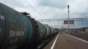 2ТЭ116-1702 "БТС" с наливным поездом проезжает станцию Яхрома.