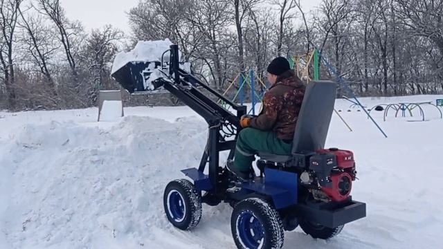 чистим снег самодельным мини погрузчиком. смотреть онлайн