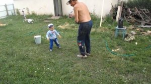 Зажигательный танец внука и деда