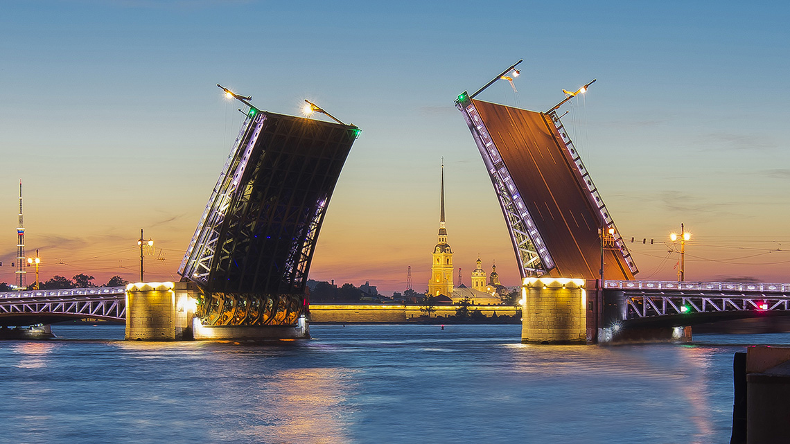 И снова мосты развели: в Петербурге частично стартовал сезон речной навигации