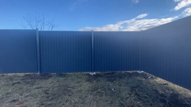 Обзор забора из профнастила "в рамке" с выделенными столбами.