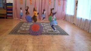 танцевальная группа "Родничок" - танец "Веселые зонтики"-