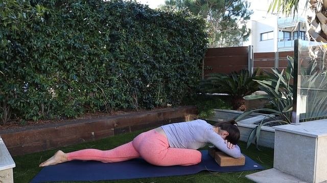РАССЛАБЛЯЮЩАЯ ЙОГА 15 минут - RunAway Yoga