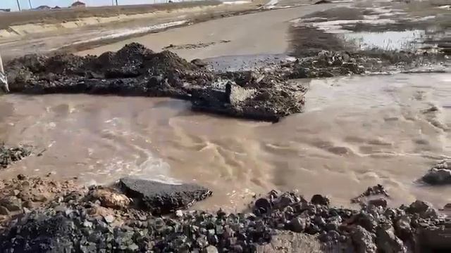 Зачаганск. Вскрывают асфальт для пропуска воды. Уральск 12 марта 2023