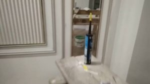 Латунные молдинги на стене