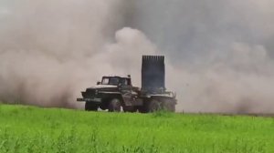 Огонь реактивных систем залпового огня «Град» по позициям укронацистов.