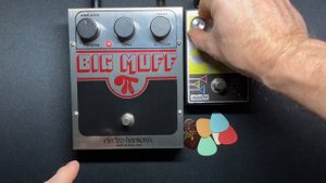 Bass guitar fuzz comparison - Big Muff vs Maestro Fuzz FZ-M modern setting