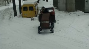 Самодельный трактор чистит снег 1.03.2015 г.
