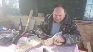 Подставка для бутылки вина с бокалами.