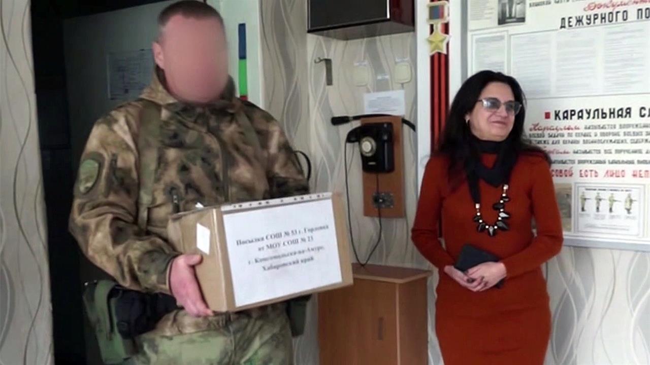 Подарки школьникам Горловки от учащихся из Хабаровского края доставили Росгвардейцы