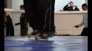 Ноги боксера в прыжках на скакалке