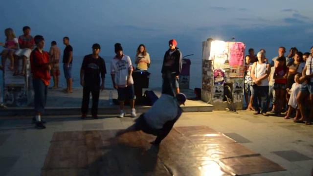 Брейк-данс в г. Судак. Крым июль 2013 года смотреть онлайн