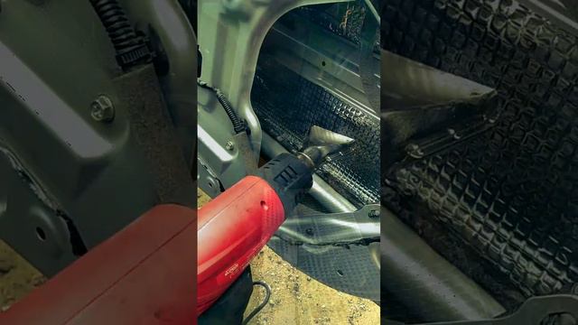 Сын с папой делает нашу машину чуточку лучше.