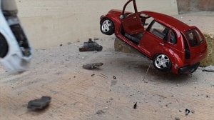 CRASH TEST - 1/27 Ford Crown Victoria filled with Concrete VS. 1/24 Chrysler PT Cruiser - Slomo -