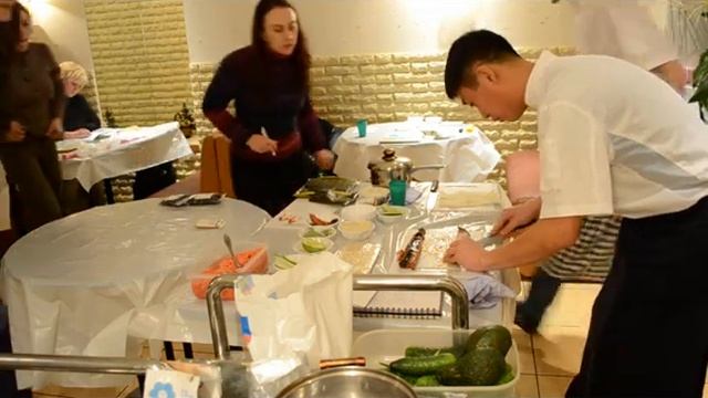 Как резать угорь на роллы и правила хранения рыбы